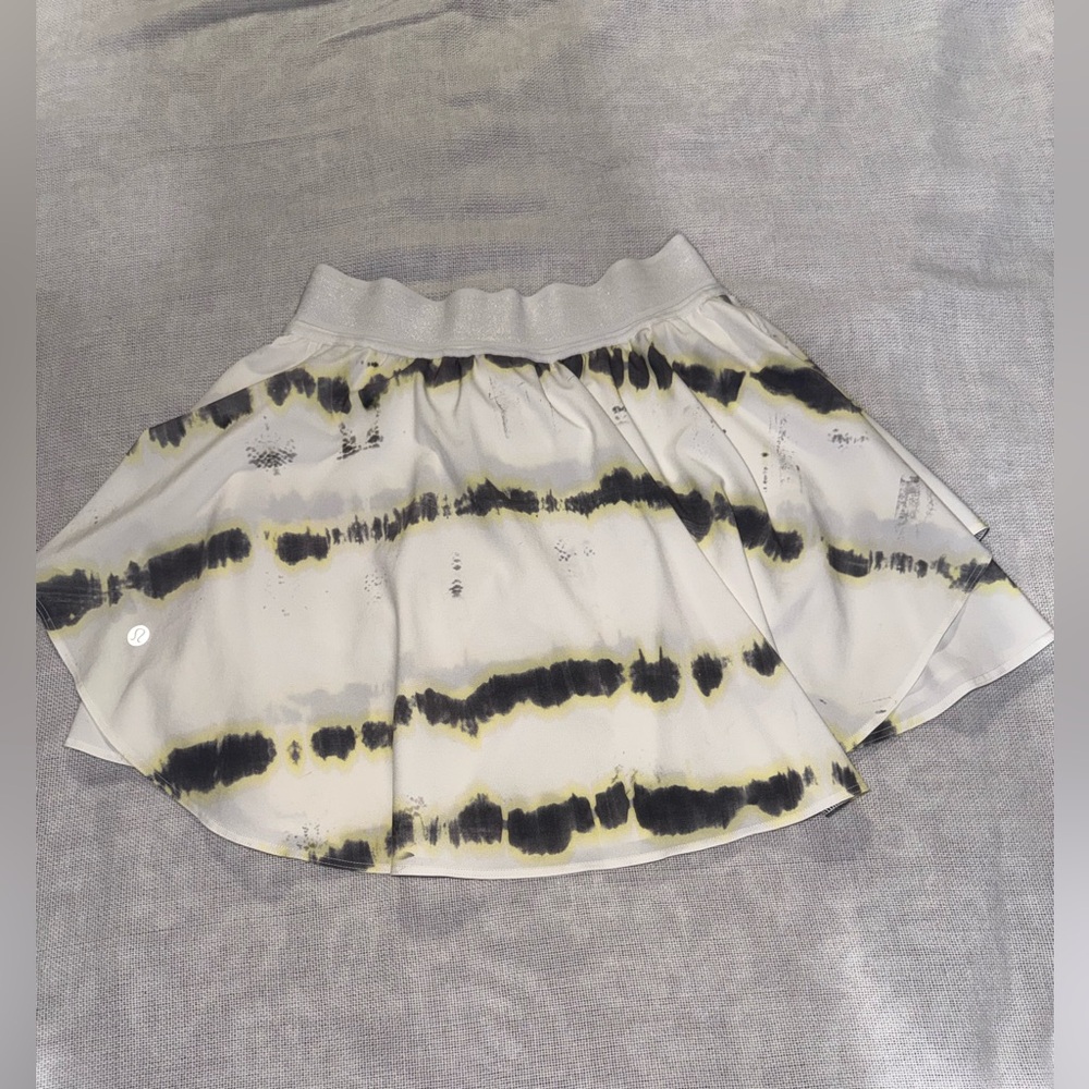 Lululemon Athletica Cream and Black Skater Skirt